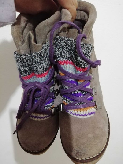 Botas modernas como novas