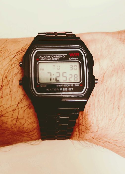 Zegarek cyfrowy w stylu retro.