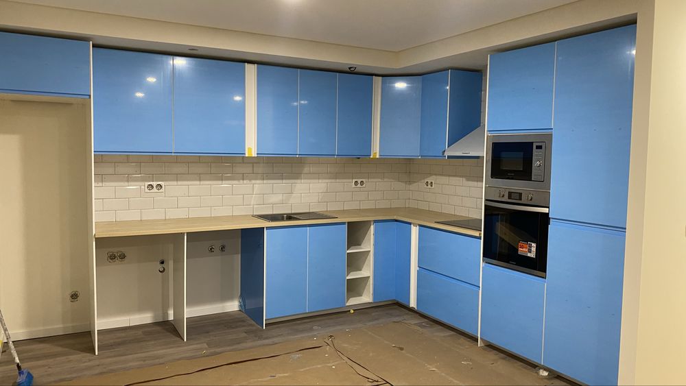 Carpintaria e Acabamentos Interiores | Portas | Pavimentos