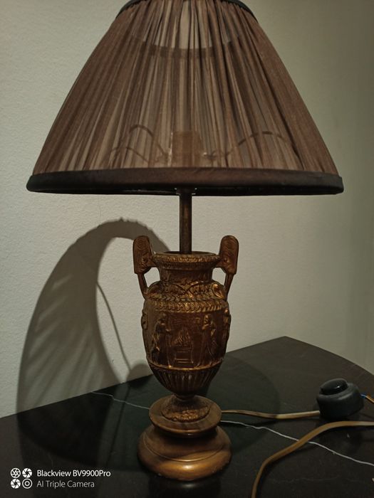 Este maravilhoso candeeiro até condiz com esta mesa perfeito conjunto