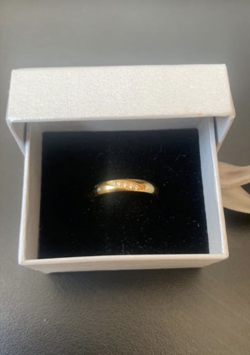 Anel Dourado Elegante