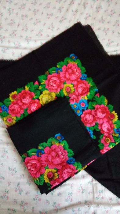 Продам платки шерстяные.Черные и белые.