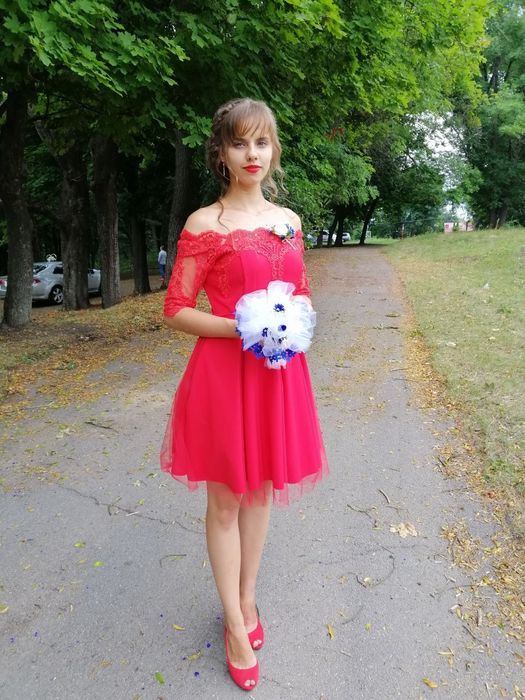 Червона сукня з пишною спідницею