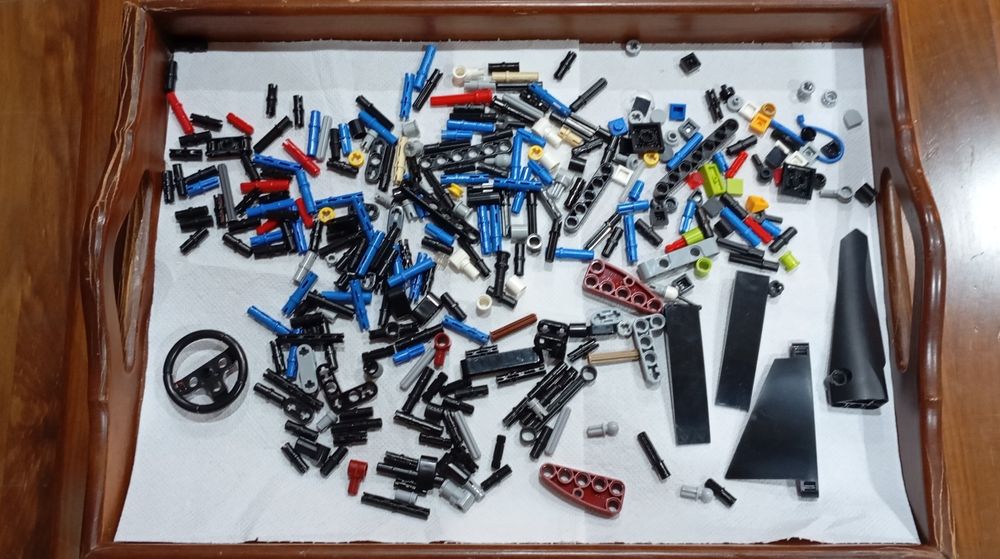 Várias peças da LEGO e LEGO technic