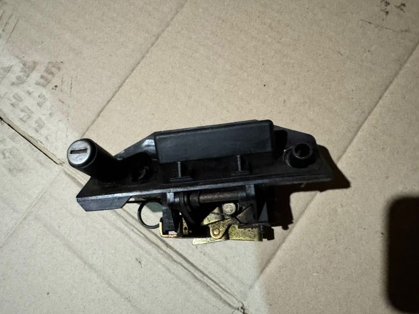 Замок кришки багажника (ляди) Volkswagen T4 1990-2003