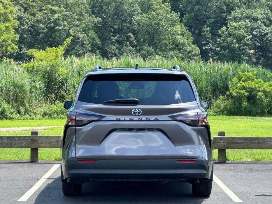 Toyota Sienna LE 8-Passenger      2024