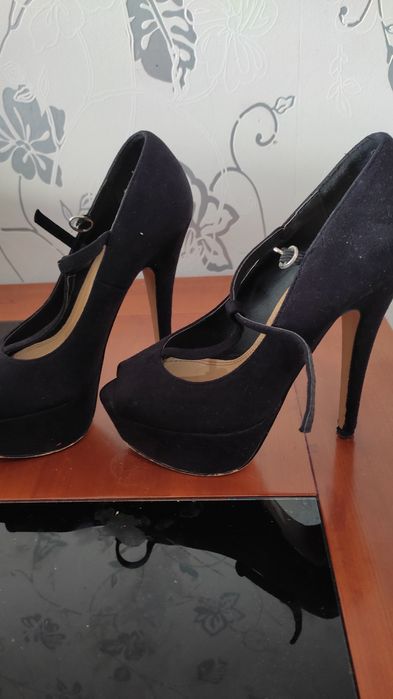 Sapatos altos de mulher