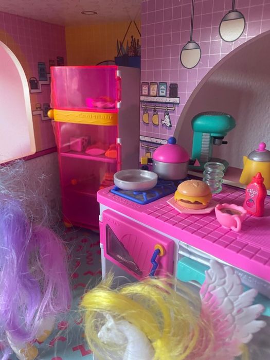 Casa de bonecas LOL grande com vários acessórios e bonecas incluídas
