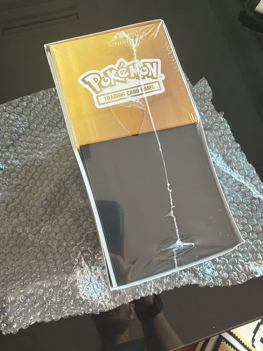 Pokémon ETB 30th Celebration EN – Plástico Rasgado