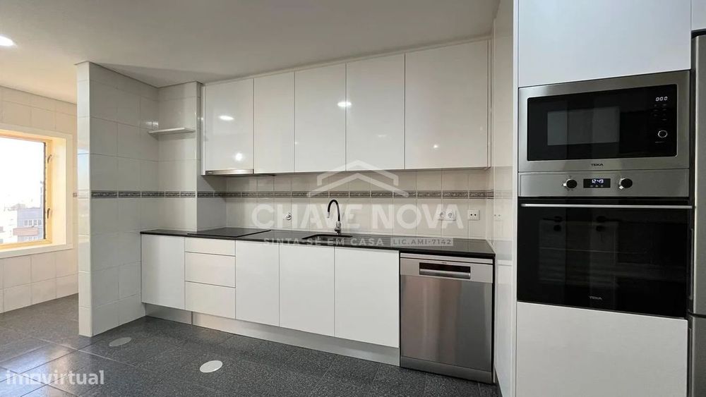 T2+1 Renovado na Madalena Com varanda, Box e Vista Mar