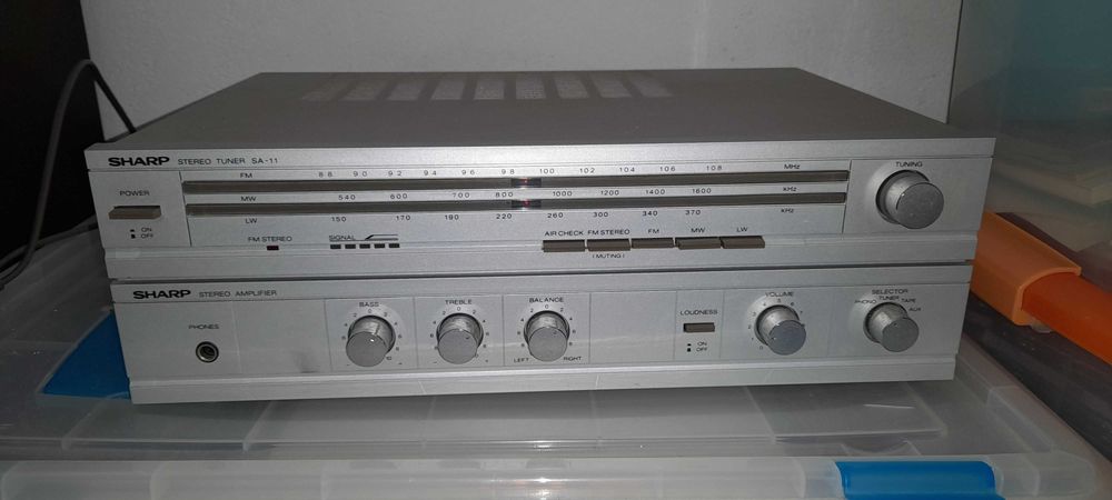 Aparelhagem vintage da Sharp - inclui gira discos