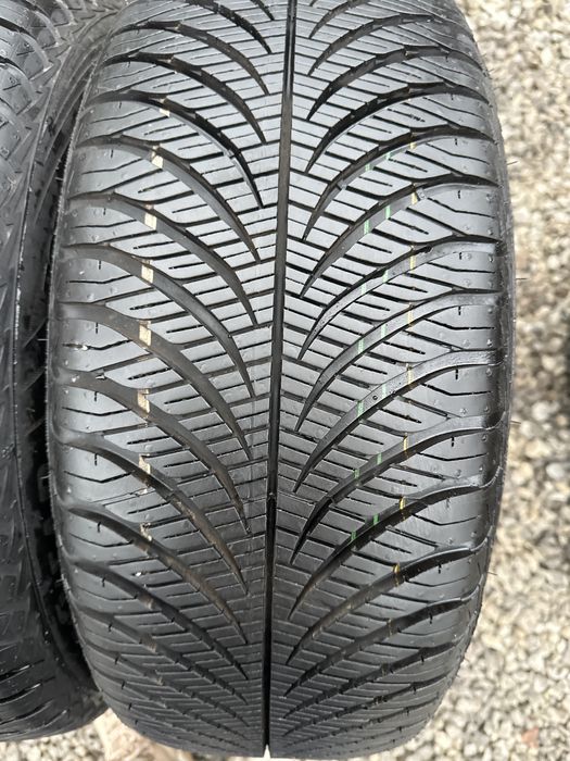 Opony  215/55/17 94 v Goodyear vector 4 seasons