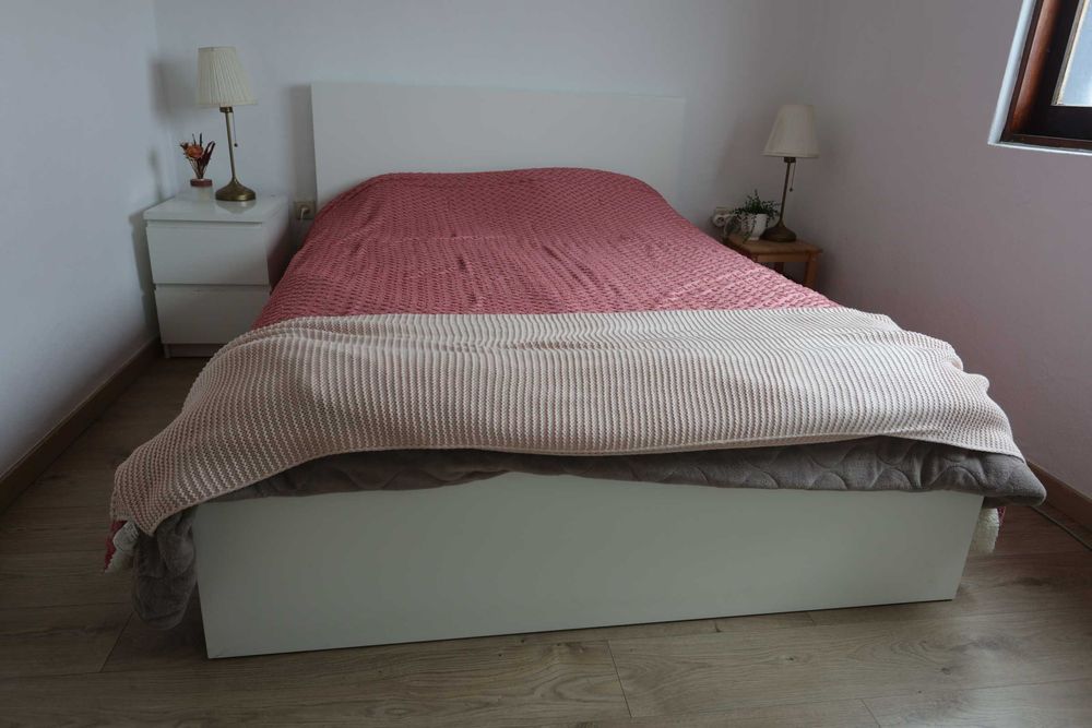 Cama Ikea Malm com Mesa de cabeceira e Gavetões de Arrumação branca