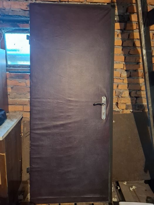 Продам металеві двері б у з замком