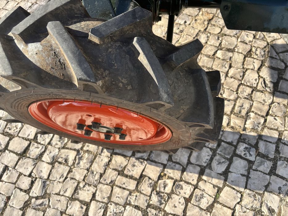 Trator Kubota L1500DT com fresa