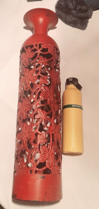 Vaso decorativo, esta pintado para parecer velho. em ferro fino, lindo