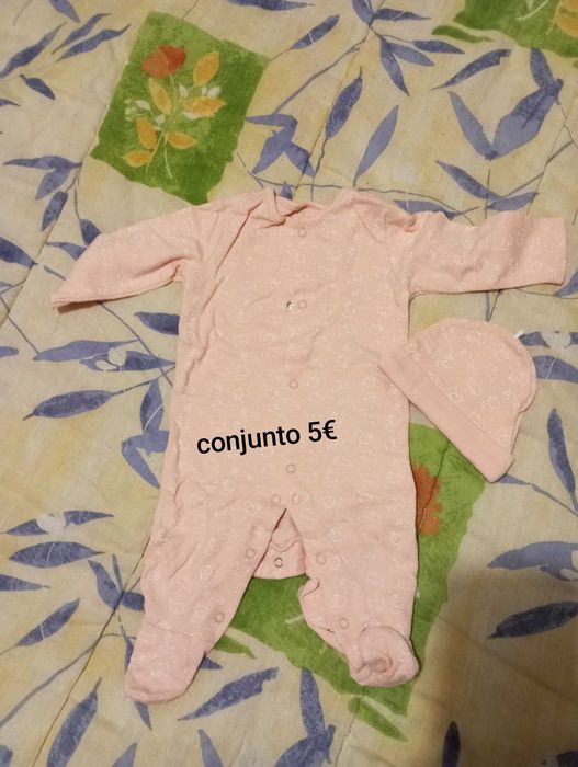 Vários artigos de bebé menina