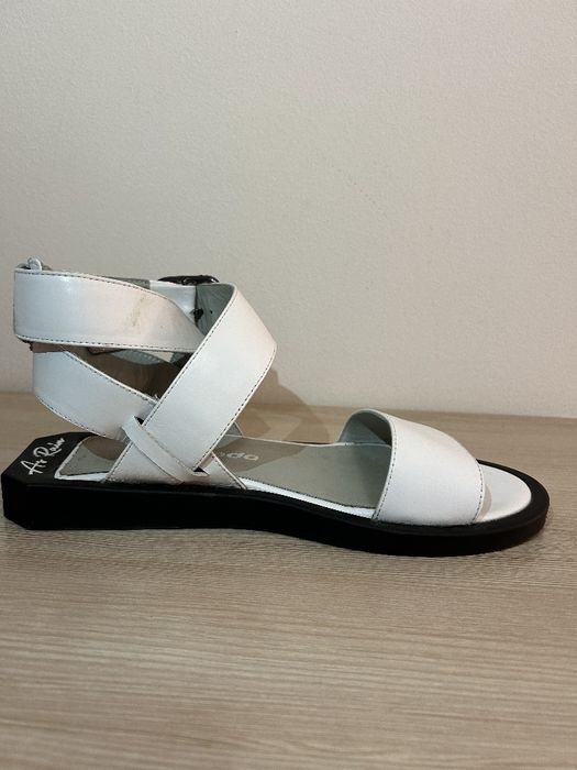 Білі босоніжки..