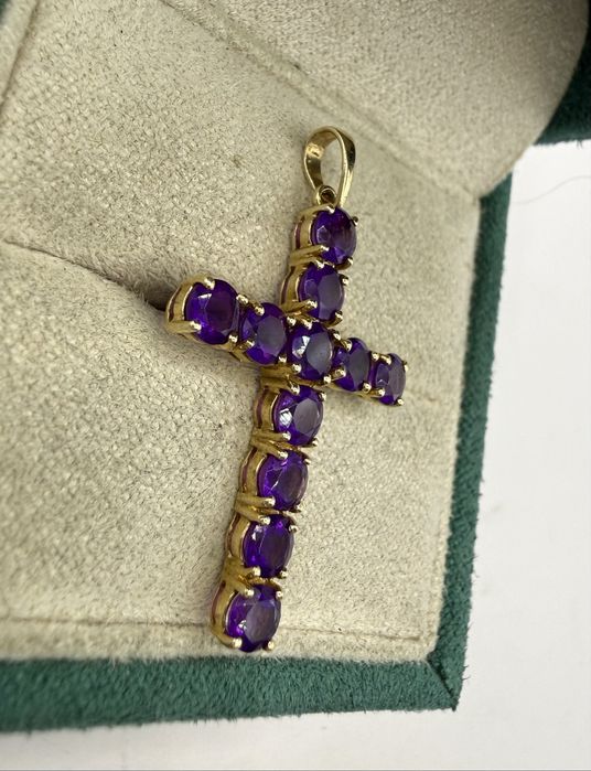 Złota zawieszka krzyżyk z ametystami 2,60ct