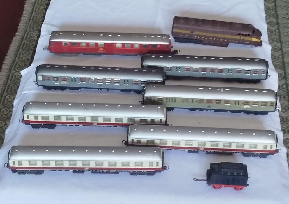 6 Carruagens e duas Locomotivas mais linhas