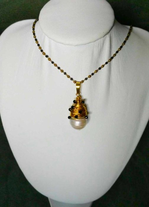 Pendente Aço Dourado c/ Perola e Contas Pretas NOVO - c/ Oferta Colar