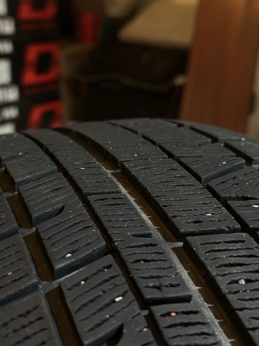 Шини зимові 225 55 R17