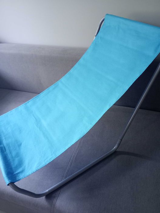 dwa składane leżaki