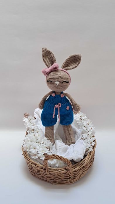 Króliczek w spodenkach - ręcznie robiona maskotka z włóczki