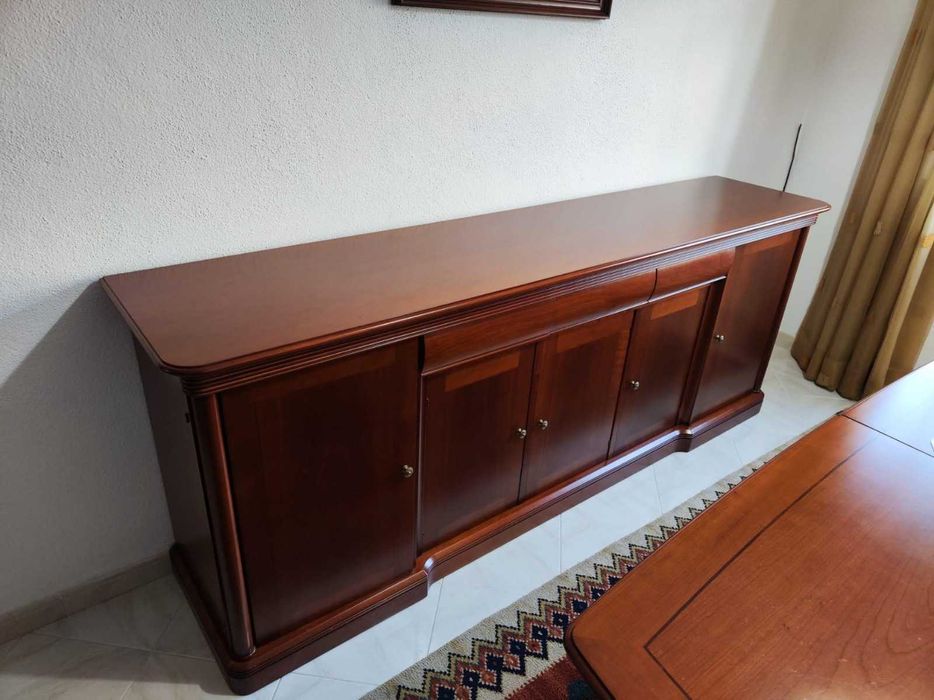 Sala de jantar em cerejeira