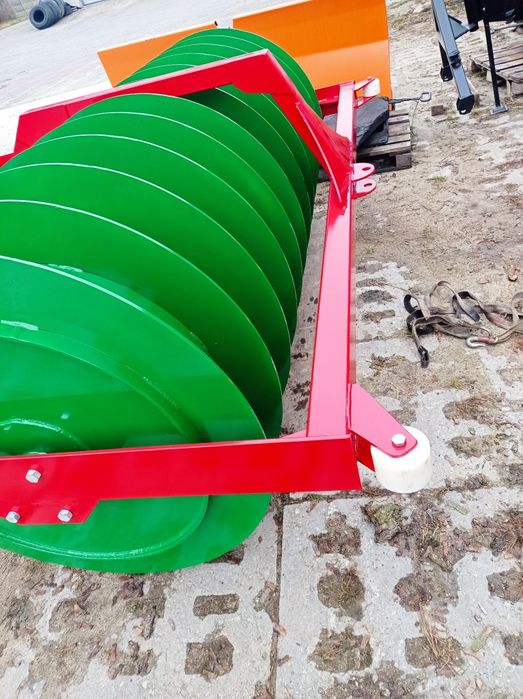 Wał pryzmowy do ugniatania sianokiszonki kukurydzy ugniatający