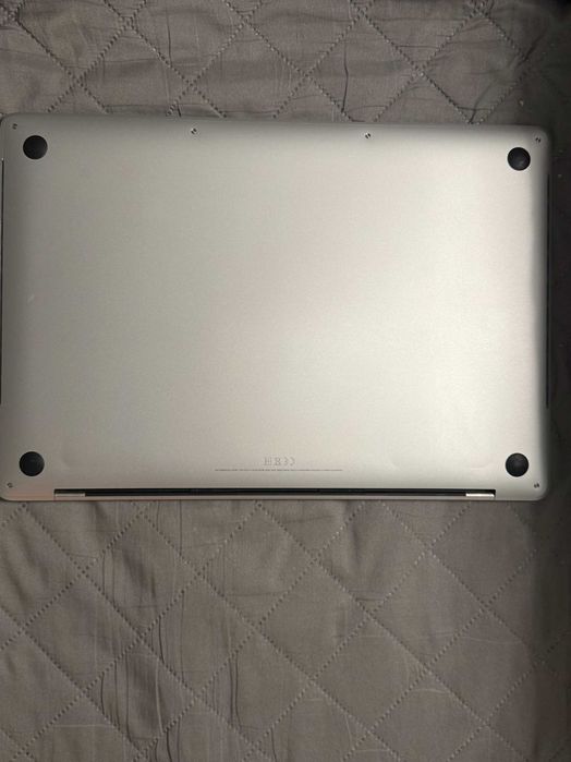 MacBook Pro 15” (Mid 2019) | i7 | 16 GB RAM Matryca paski nowa bateria