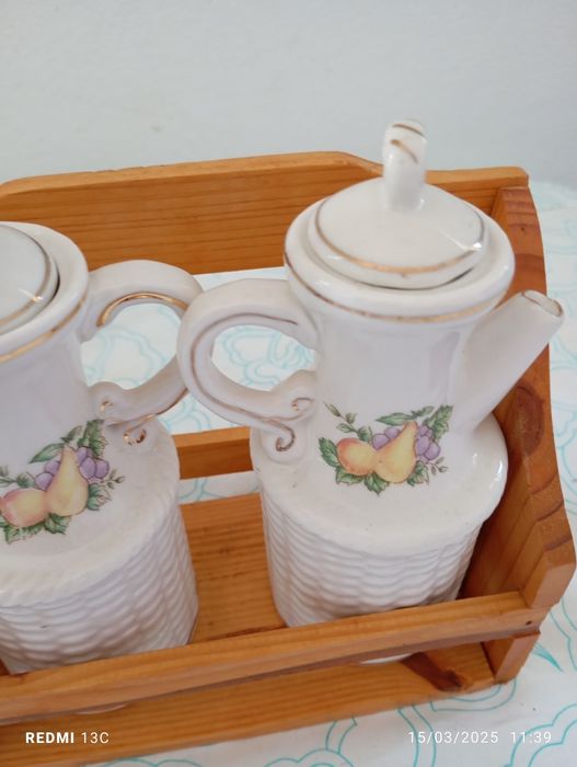 Galheteiro em barro em suporte de madeira