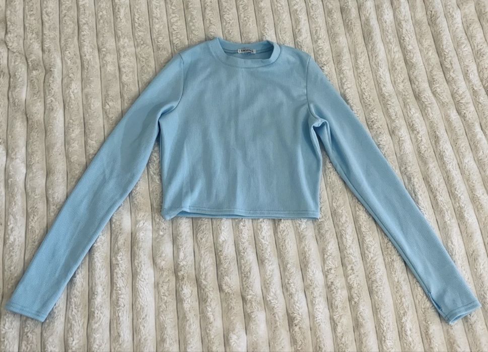 Два жіночі  блакитні костюми