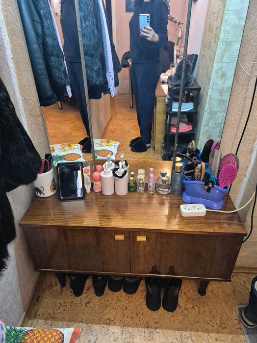 Продам трюмо с зеркалом