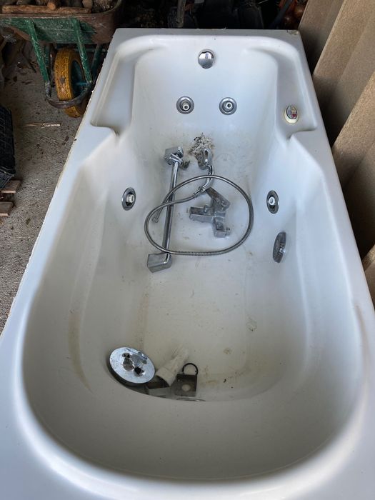 Banheira de hidromassagem com resguardo de vidro
