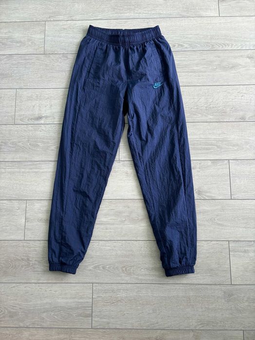 Нейлонові Спортивні Штани Найк Nike Nylon NK Club WVN TRK Suit Size XS ХС Розмір Спортивные Брюки Синий Колір Оригінал