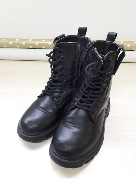 Botas de criança com fecho