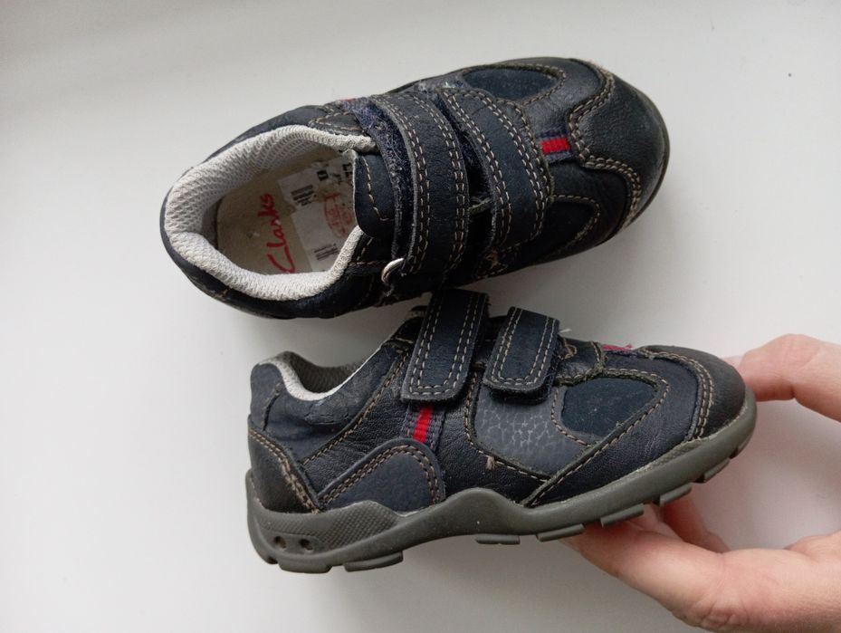 Віддам безкоштовно взуття для хлопчика дівчинки розмір 22 23 24