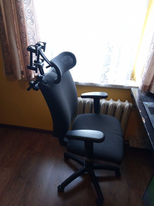 Wyposaż krzesło biurowe w uniwersalny ergonomiczny zagłówek!