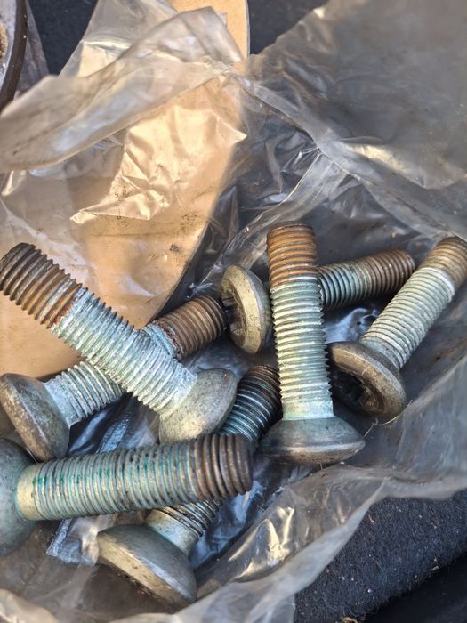 Cubos de roda com parafusos