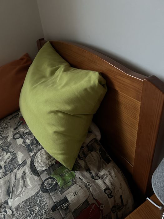 Cama individual com estrado, colchão e roupa de cama verao e inverno