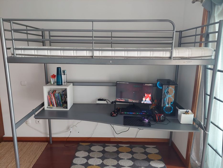 Cama elevada em metal com mesa