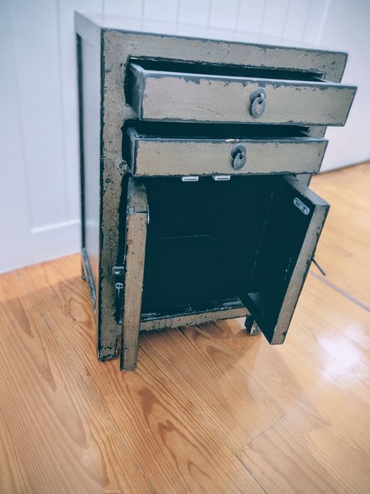 Chinese bedside table64585104842499123