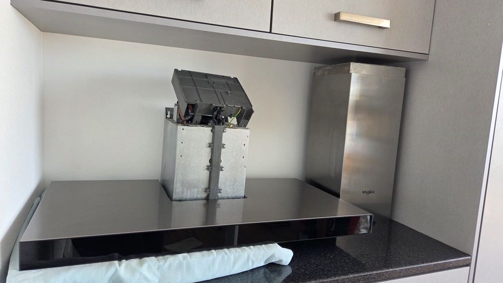 Exaustor Whirlpool em inox e vidro preto