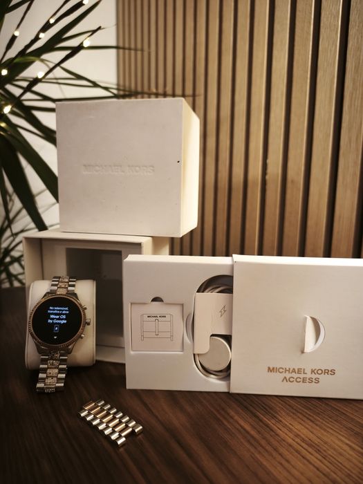 Lote de 4 Relógios Michael Kors (Smartwatches + Analógico)