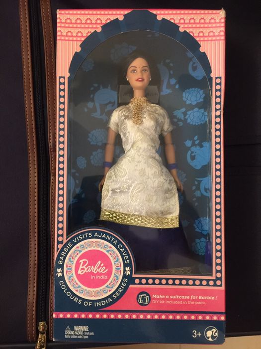 Barbie Índia - visits Ajanta Caves