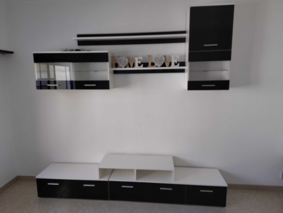 Mobiliário acabamento em Branco Mate e Laca Negra Brilhante