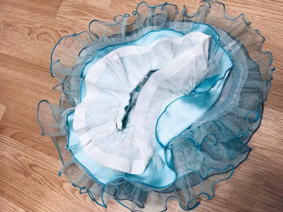 Платье шикарное нарядное для маленькой принцессы новое 6-9 мес.