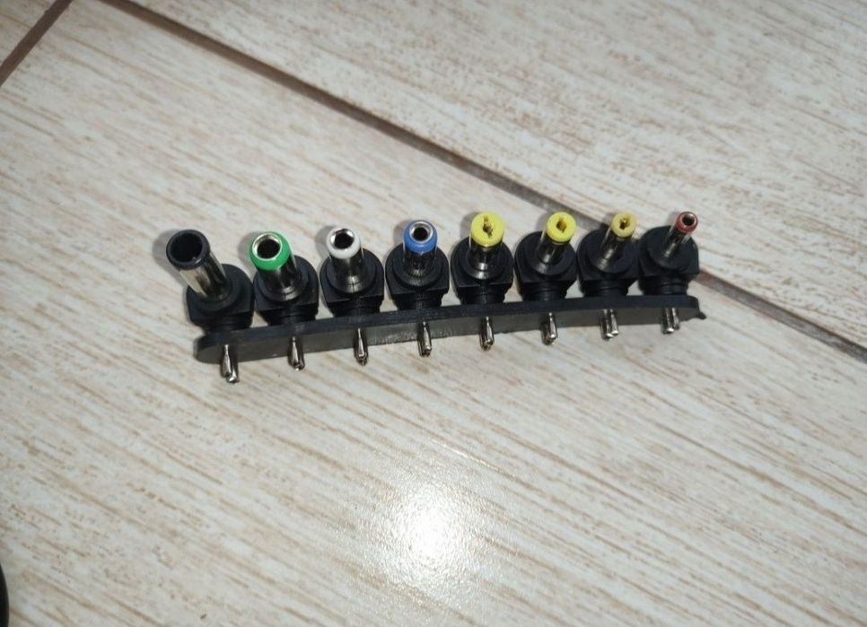 Универсальная зарядка для ноутбуков и т.д., зарядка в авто