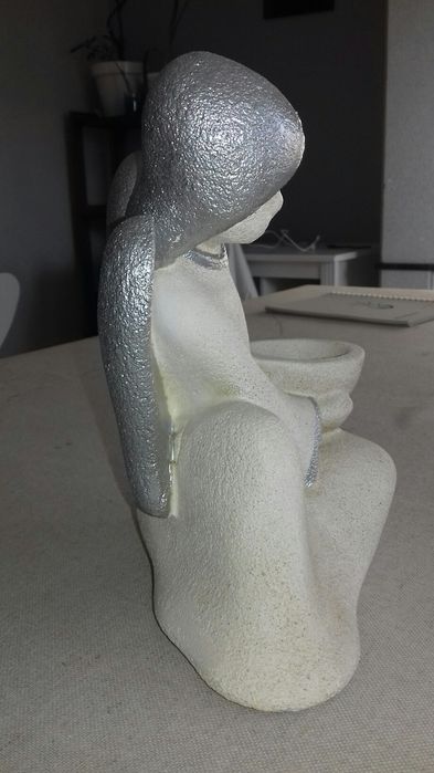 Anjo decorativo em pedra trabalhada